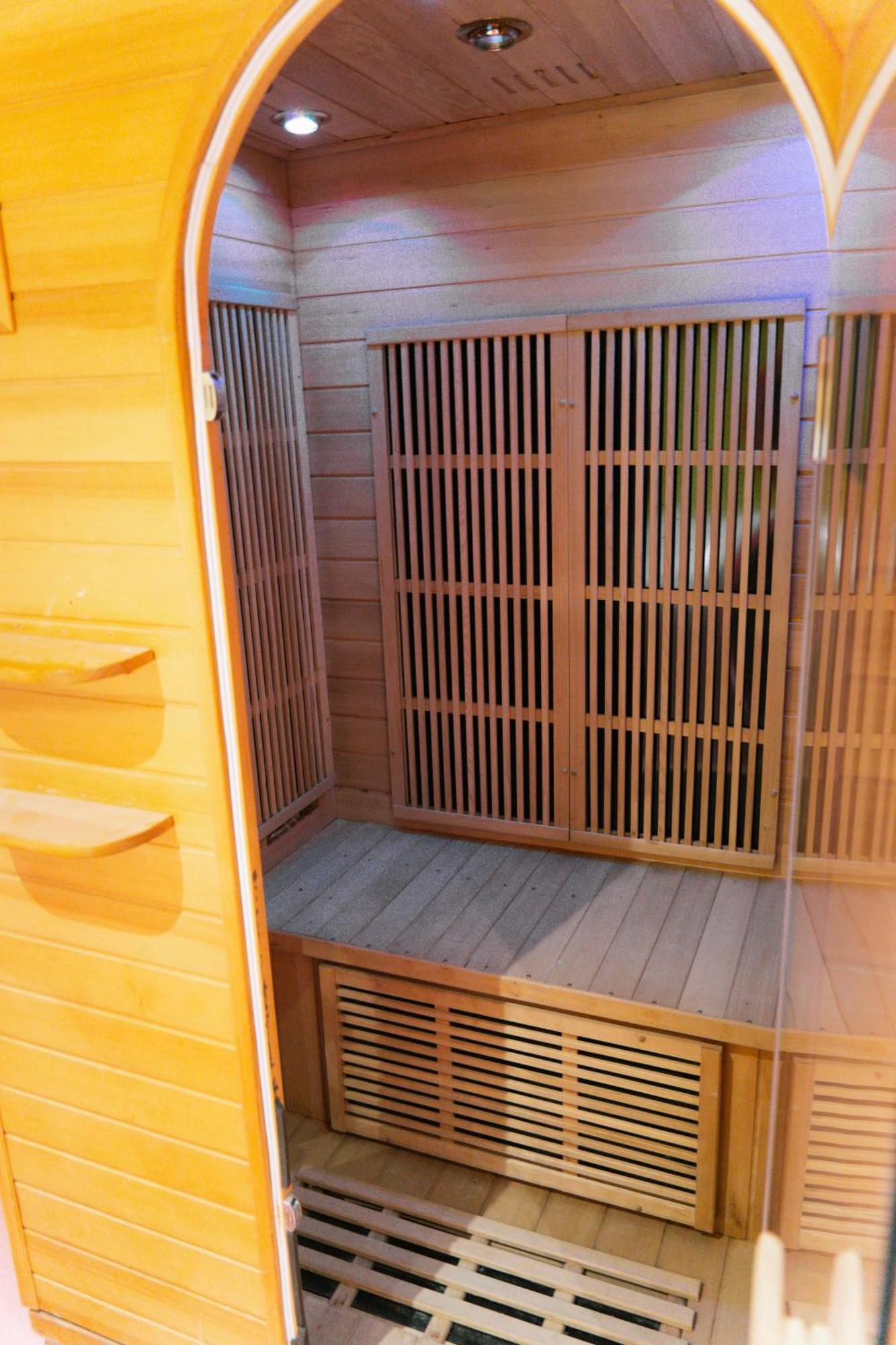 Capsule Girl Power Spa - Balneo - Sauna - Karaoke - Billard - 2 Chambres Charleroi Exteriör bild
