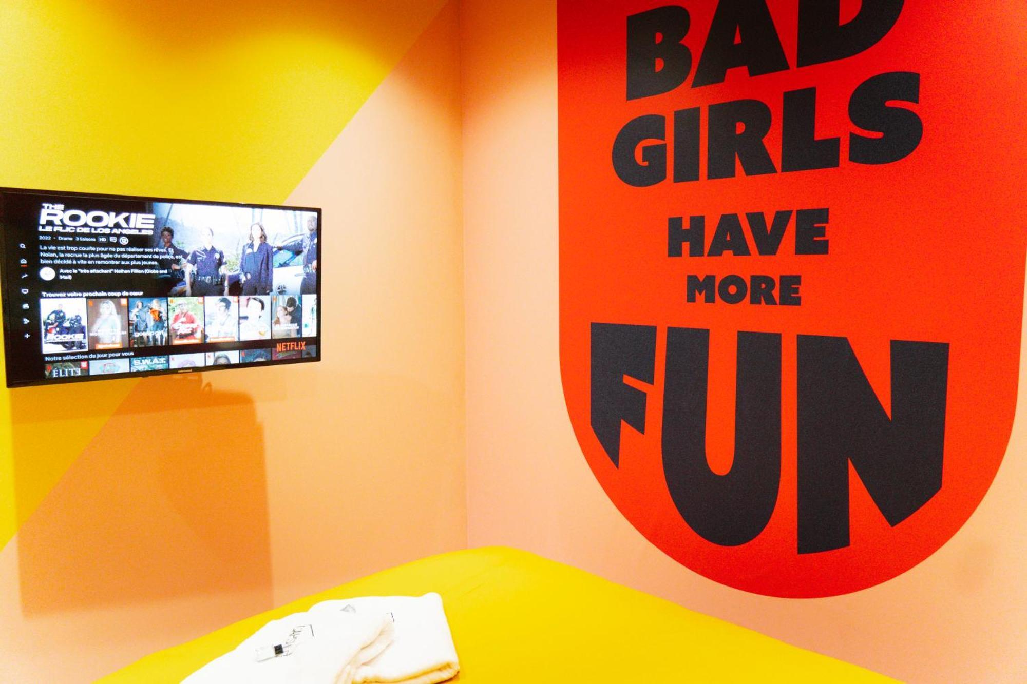 Capsule Girl Power Spa - Balneo - Sauna - Karaoke - Billard - 2 Chambres Charleroi Exteriör bild