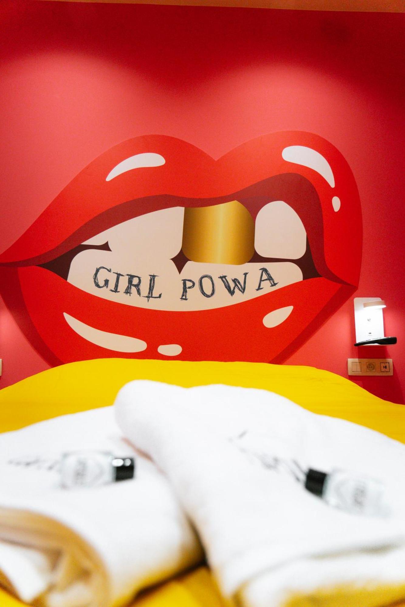 Capsule Girl Power Spa - Balneo - Sauna - Karaoke - Billard - 2 Chambres Charleroi Exteriör bild